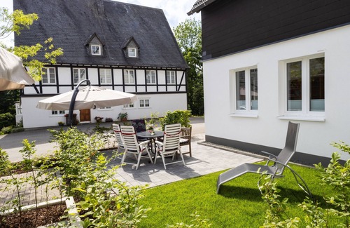 Meschede Apartment | Apartment 'Alter Pferdestall' with Private Terrace and Wi-Fi