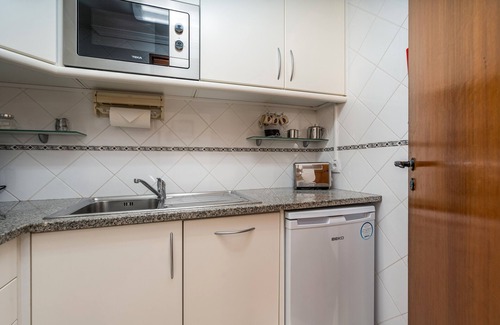 Torralta Apartment | Apartment 'Alvor Beach Front Line Bay' with Sea View, Wi-Fi and Air Conditioning