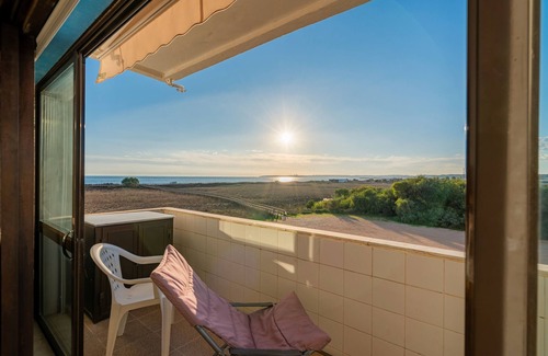 Torralta Apartment | Apartment 'Alvor Beach Front Line Bay' with Sea View, Wi-Fi and Air Conditioning
