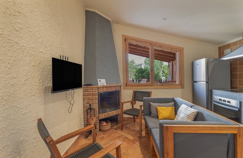 San Martin Sarroca Apartment | Apartment 'Amb Piscina Alta' with Private Pool, Wi-Fi, and Air Conditioning