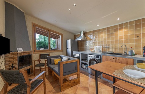 San Martin Sarroca Apartment | Apartment 'Amb Piscina Alta' with Private Pool, Wi-Fi, and Air Conditioning