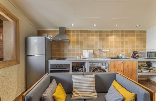 San Martin Sarroca Apartment | Apartment 'Amb Piscina Alta' with Private Pool, Wi-Fi, and Air Conditioning