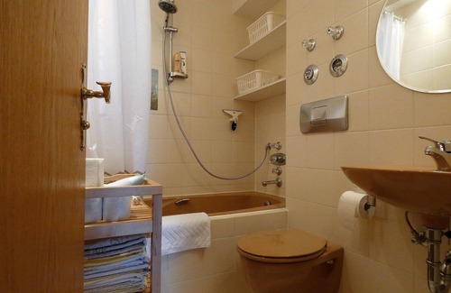 Ettenhausen Apartment | Apartment Andrea -3 pers, 62sqm, 1 bedroom, bay window, tiled stove, balcony
