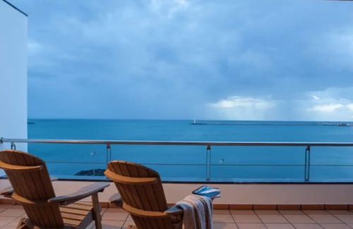 Praia da Vitoria Apartment | Apartment 'Apartamento Boavista' with Sea View, Wi-Fi and Air Conditioning