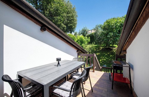 Manerba del Garda Apartment | Apartment 'Appartamento Rupestre 2.0' with Private Terrace, Private Garden and Wi-Fi