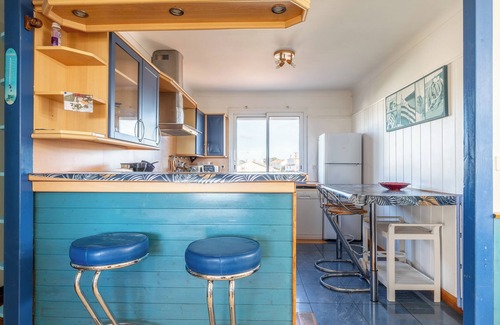 Barbatre Apartment | Apartment 'Appartement Face Mer 50m Plage' with Sea View, Private Terrace and Wi-Fi