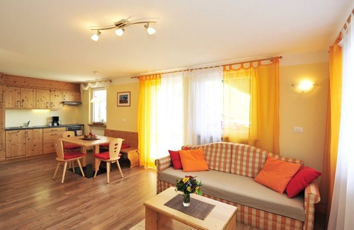Schenna Apartment | Apartment 'Appartement Kienzl' with Mountain View, Private Terrace and Wi-Fi
