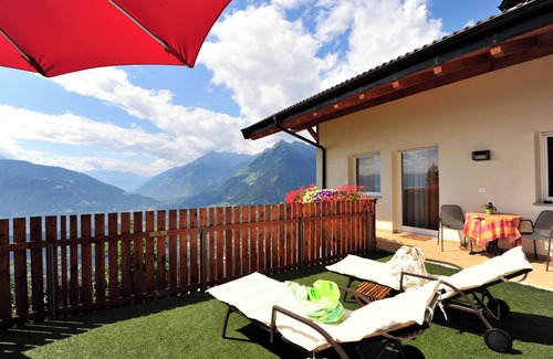 Schenna Apartment | Apartment 'Appartement Kienzl' with Mountain View, Private Terrace and Wi-Fi
