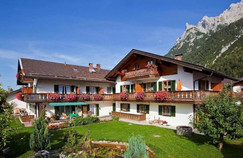 Mittenwald Apartment | Apartment 'Arnspitze' with Mountain View, Balcony and Wi-Fi