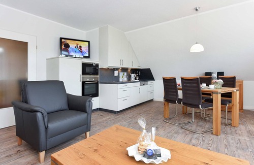 Neuharlingersiel Apartment | Apartment at the top center - Haus Addenhausen