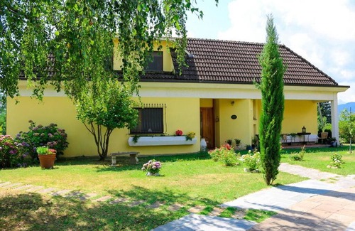 Villa Collemandina Apartment | Apartment at Villa Lorenzo