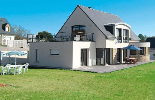 Saint-Michel-en-Greve Apartment | Apartment Belle vue sur mer by Interhome