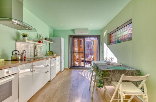 Gares Apartment | Apartment 'Beau F1 Centre-ville' with Private Terrace, Wi-Fi and Air Conditioning