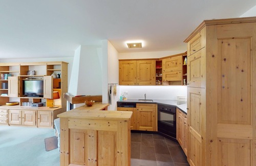 Zuoz Apartment | Apartment Belvair 36 - Well-maintained 3.5-Room Apartment with South Balcony