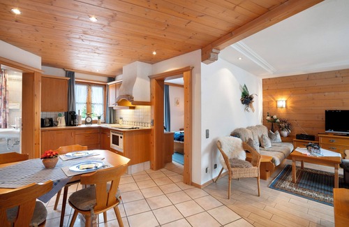 Mittenwald Apartment | Apartment 'Bergdistel Nr 8' with Mountain View, Shared Garden and Wi-Fi