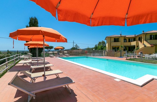 Suvereto Apartment | Apartment 'Bilocale Pendolino' with Balcony, Shared Pool & Wi-Fi