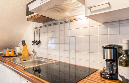 Meersburg Apartment | Apartment 'Birne' with Lake View, Shared Garden and Wi-Fi
