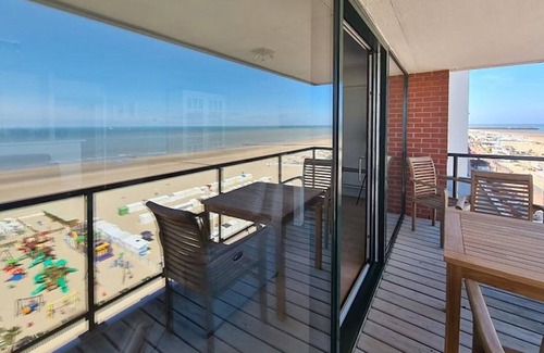 Blankenberge Apartment | Apartment by North Sea with Ocean Views