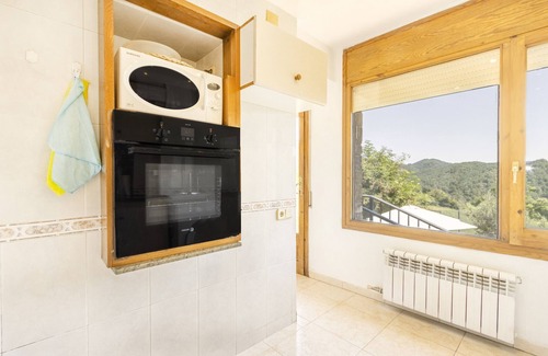 Borreda Apartment | Apartment 'Cal Confianza' with Mountain View, Private Garden and Wi-Fi