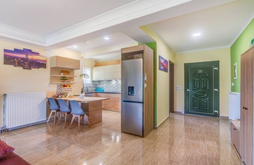 Dafnata Apartment | Apartment 'Casa D'Irene' with Mountain View, Wi-Fi and Air Conditioning