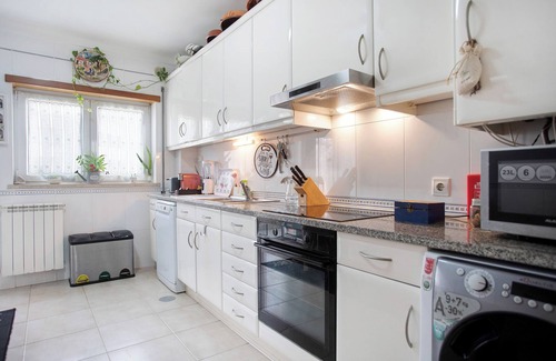 Figueira da Foz Apartment | Apartment 'Casa Da Mãe Maria' with Sea View, Shared Terrace and Wi-Fi