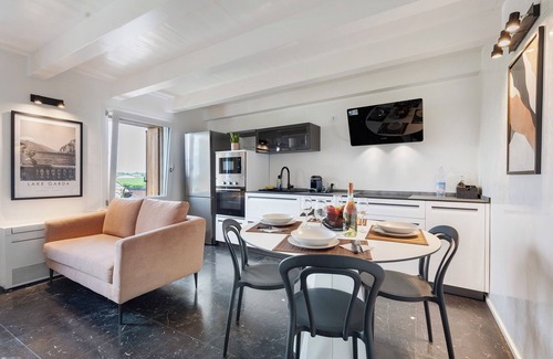 Colà Di Lazise Apartment | Apartment 'Casa Iris' with Shared Pool, Wi-Fi and Air Conditioning