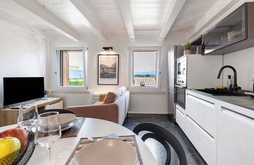 Colà Di Lazise Apartment | Apartment 'Casa Iris' with Shared Pool, Wi-Fi and Air Conditioning