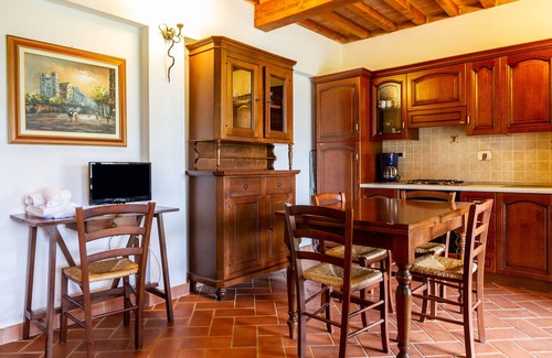 La Pesta Apartment | Apartment "Casa Vacanza Il Carpignone 7" with Lake View and Garden