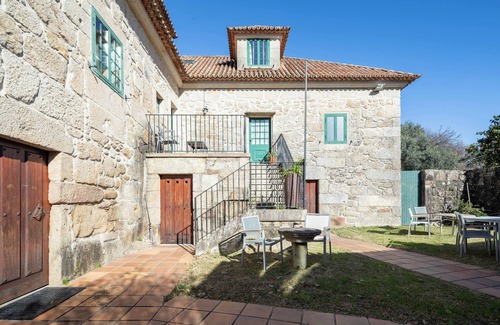 Areas Apartment | Apartment 'Casa Rectoral Apartamento Abadía' with Mountain View, Shared Pool and Wi-Fi