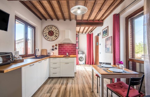 Murlo Apartment | Apartment 'Casa Rossa In Tuscan Countryside' with Private Terrace, Wi-Fi and Air Conditioning