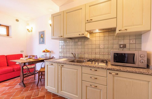 Serre di Rapolano Apartment | Apartment 'Casa Titty' with Private Garden and Wi-Fi