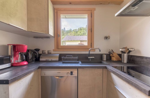 Hauteluce Apartment | Apartment 'Chalet Evasion - 13 Personnes' with Mountain View, Shared Garden and Wi-Fi