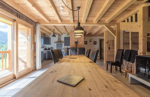 Hauteluce Apartment | Apartment 'Chalet Evasion - 13 Personnes' with Mountain View, Shared Garden and Wi-Fi