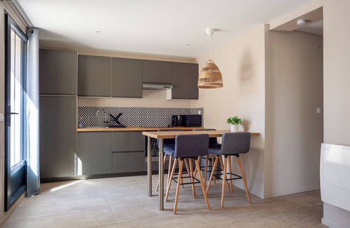 Les Camoins Apartment | Apartment 'Cocon Avec Piscine Et Jardin' with Shared Pool, Private Terrace and Wi-Fi