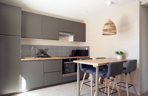 Les Camoins Apartment | Apartment 'Cocon Avec Piscine Et Jardin' with Shared Pool, Private Terrace and Wi-Fi