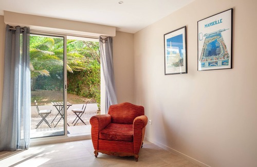 Les Camoins Apartment | Apartment 'Cocon Avec Piscine Et Jardin' with Shared Pool, Private Terrace and Wi-Fi