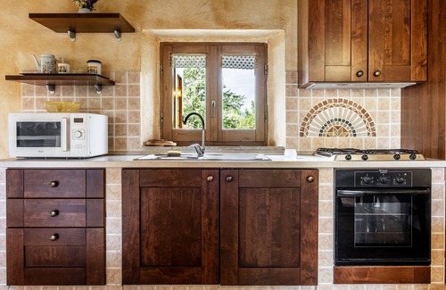 Radicofani Apartment | Apartment 'Colline' with Shared Terrace, Shared Garden and Wi-Fi