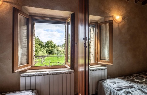 Radicofani Apartment | Apartment 'Colline' with Shared Terrace, Shared Garden and Wi-Fi