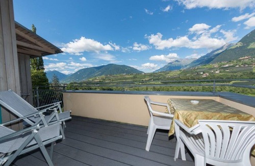 Schenna Apartment | Apartment 'Comfort 6' with Mountain View, Shared Terrace and Wi-Fi