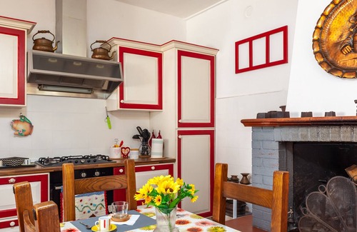 Carrara Apartment | Apartment 'Da Nonno Mò' with Shared Garden