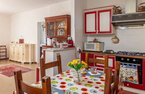 Carrara Apartment | Apartment 'Da Nonno Mò' with Shared Garden