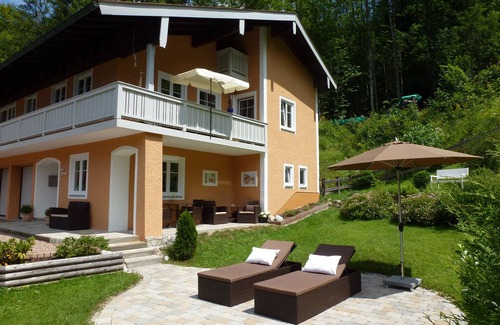 Schwob Apartment | Apartment Studio Haus Irlinger, 28 qm, Wohn-Schlafraum mit Terrasse und Liegewiese