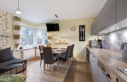 Hedwigenkoog Apartment | Apartment 'Deichblick 2' with Shared Garden and Balcony