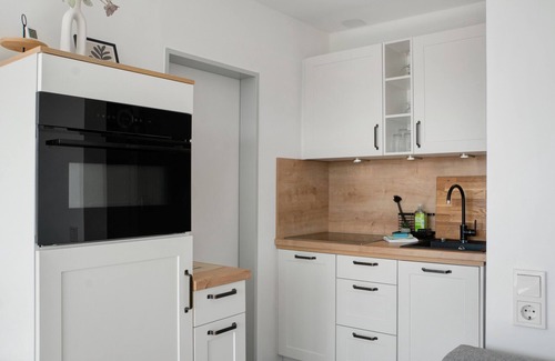 Horumersiel Apartment | Apartment 'Deichblick - In 5 Min Am Meer' with Balcony and Wi-Fi