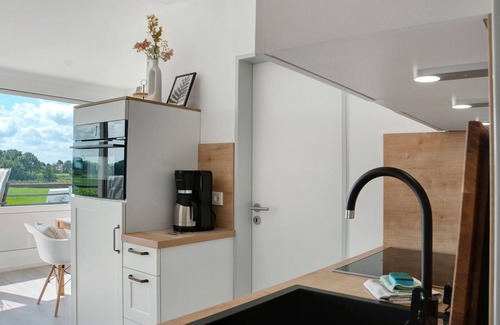 Horumersiel Apartment | Apartment 'Deichblick - In 5 Min Am Meer' with Balcony and Wi-Fi