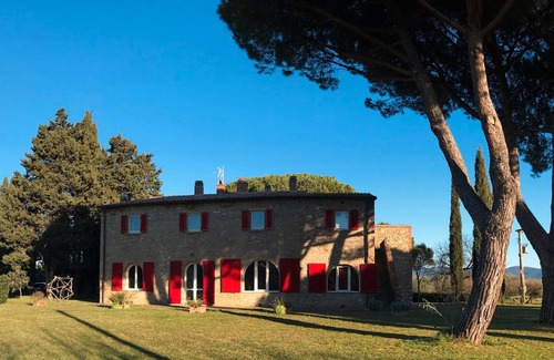 Bibbona Apartment | Apartment 'Di Mezzo' with Shared Garden and Wi-Fi
