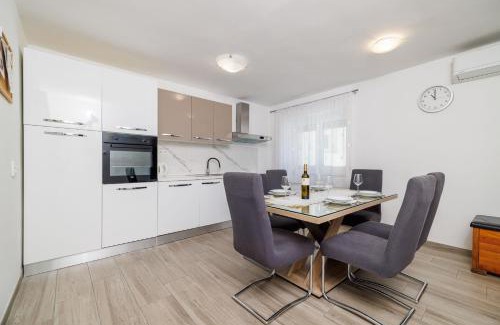 Veljun Primorski Apartment | Apartment Dijana