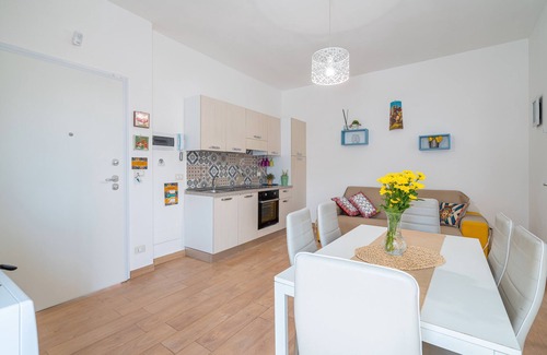 Noto Marina Apartment | Apartment 'Donna Di Denari' with Sea View, Wi-Fi and Air Conditioning