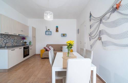 Noto Marina Apartment | Apartment 'Donna Di Denari' with Sea View, Wi-Fi and Air Conditioning