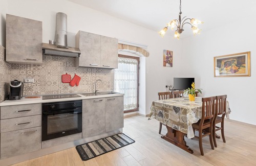 Scano di Montiferro Apartment | Apartment 'Erato' with Sea View, Wi-Fi and Air Conditioning